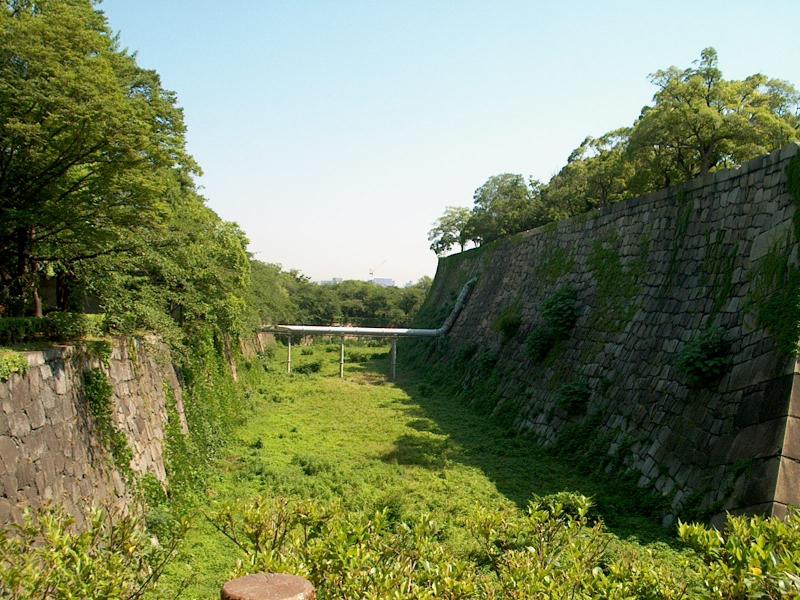Dry moat inside the walls around the inner castle area