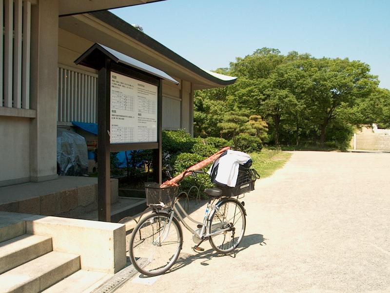 Bike parked outside, with equipment, no locks anywhere...