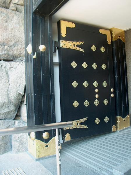 Again huge entry doors, in gold leaf and laquer